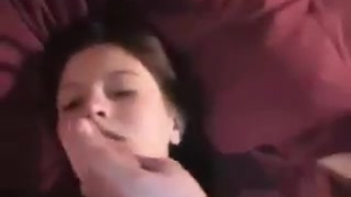 Мужичек кончает в ротик своей милой 18 летней подружке