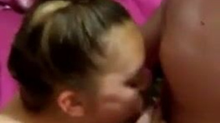 Жене кончают в рот, пока суженый снимает на камеру