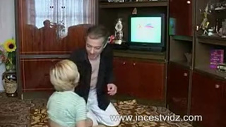 Дочь обсасывает стояк отца и трахается с ним на кровати