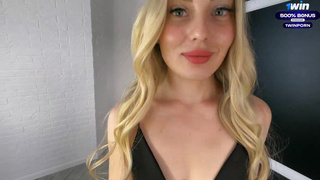 Отсосала, на четвереньках встала и попу показывает.. Можно трахать мамочку?