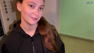 Подумаешь, друг друга не знаем — минету в лифте это не помешает