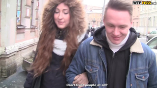Русская телочка в колготках ебется с пикапером в сауне на кушетке